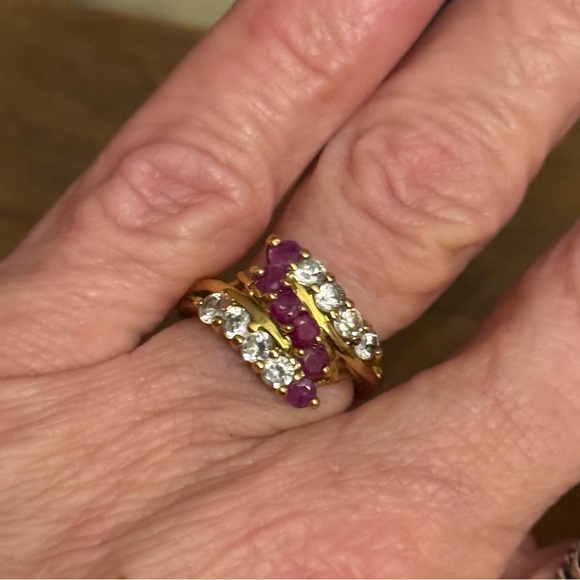 Vintage gold tone clear and purple gemstone ring - Picture 3 of 8